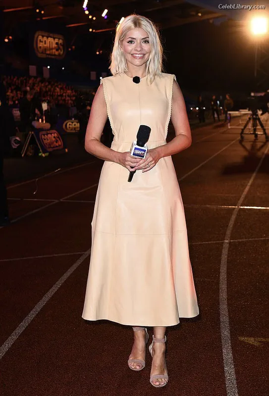 Holly Willoughby photo 12 of 931