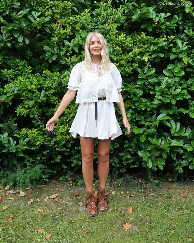 Holly Willoughby photo 17 of 931