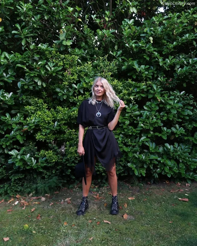 Holly Willoughby photo 19 of 931
