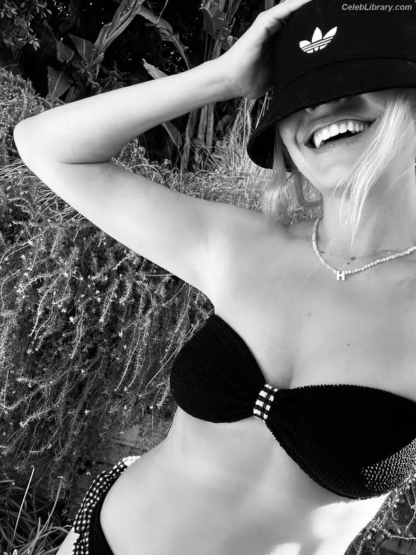 Holly Willoughby photo 20 of 931