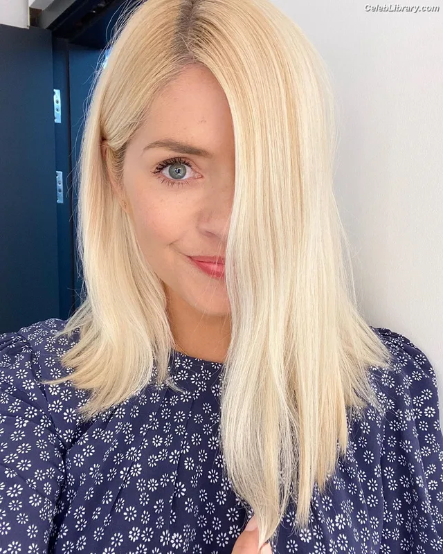 Holly Willoughby photo 4 of 931