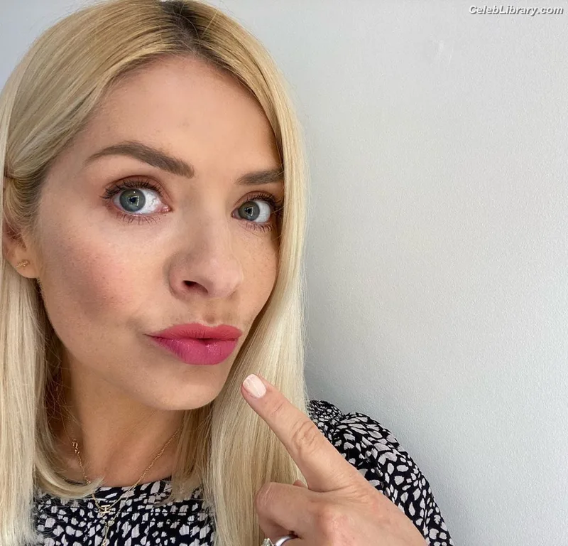 Holly Willoughby photo 5 of 931