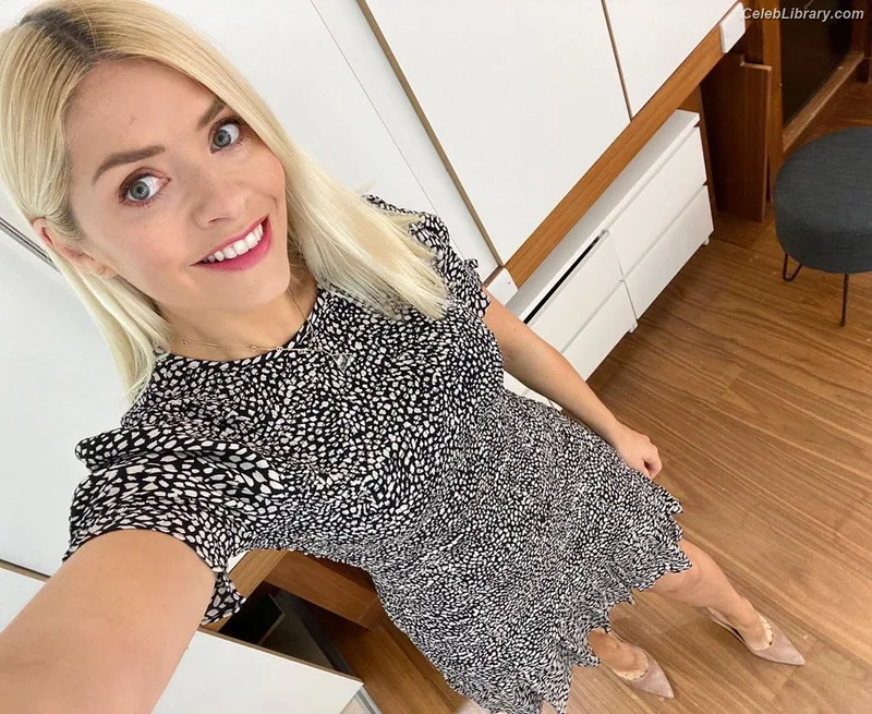 Holly Willoughby photo 7 of 931