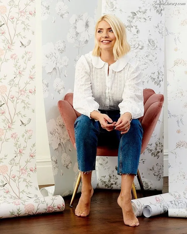 Holly Willoughby photo 9 of 931