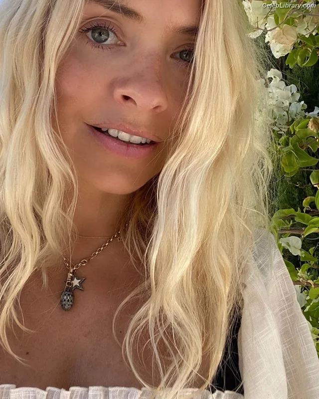 Holly Willoughby photo 13 of 931