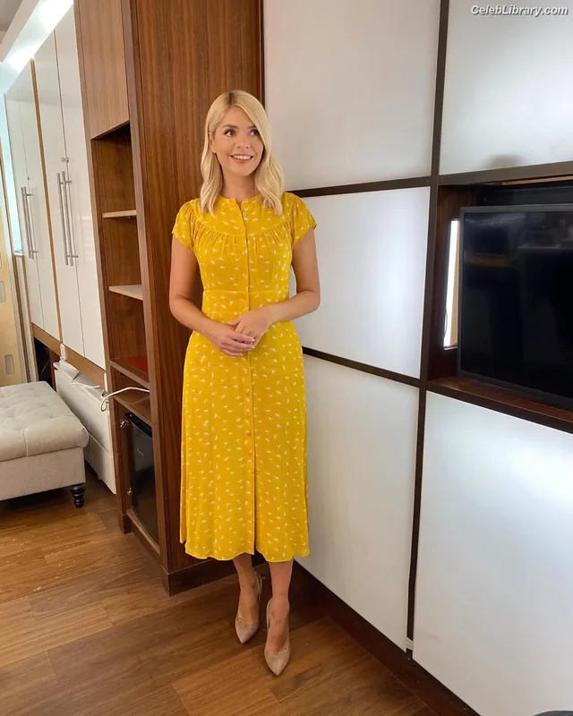 Holly Willoughby photo 16 of 931