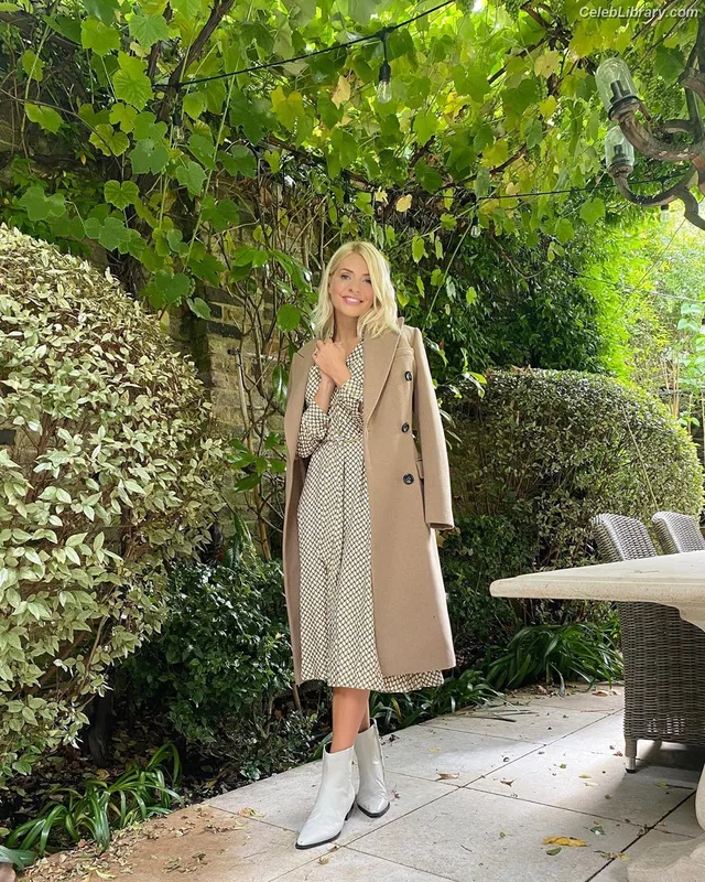 Holly Willoughby photo 21 of 931