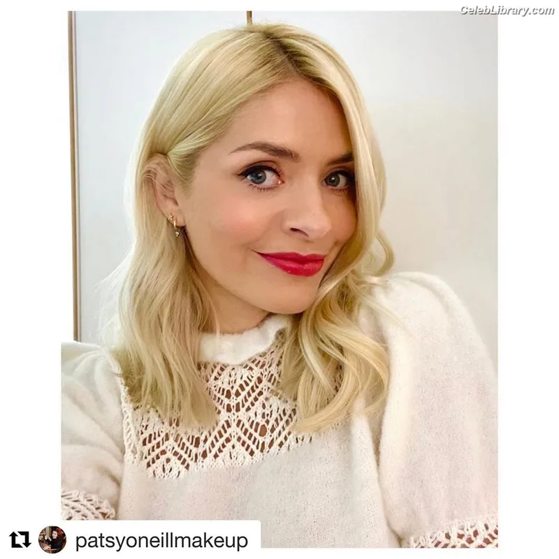 Holly Willoughby photo 1 of 931