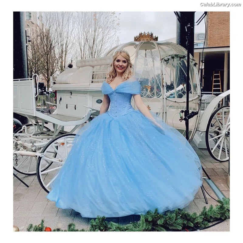 Holly Willoughby photo 15 of 931