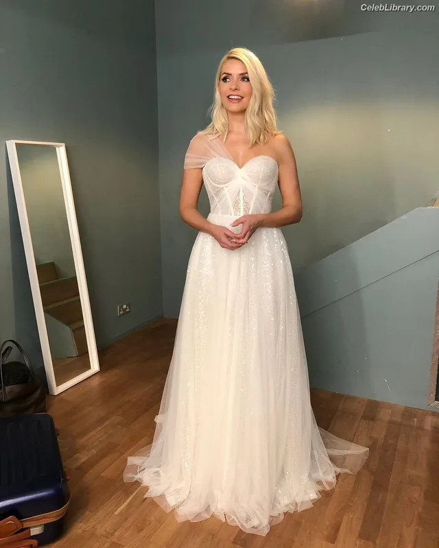 Holly Willoughby photo 23 of 931