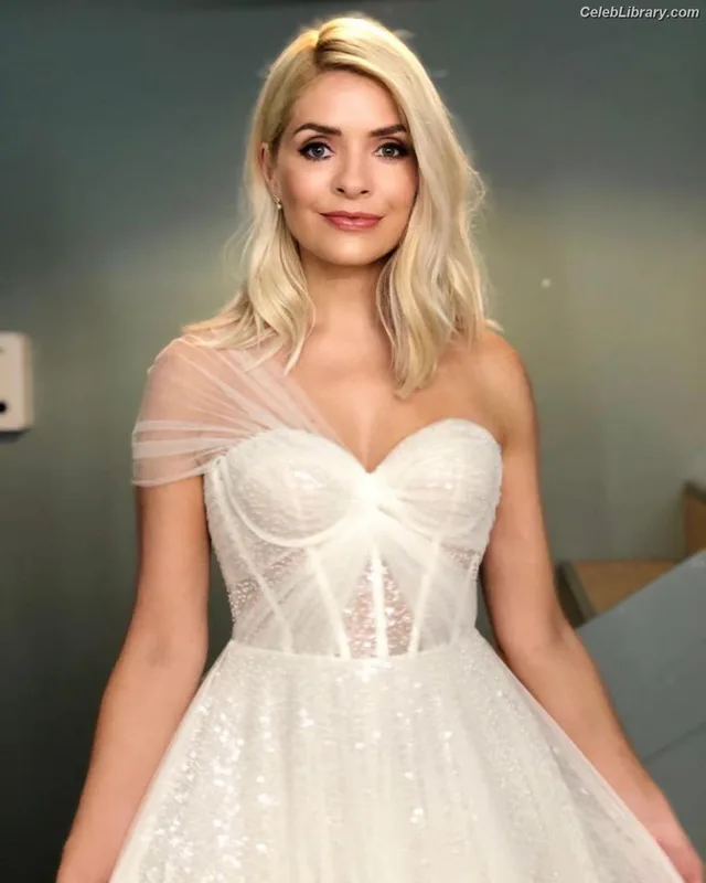 Holly Willoughby photo 24 of 931