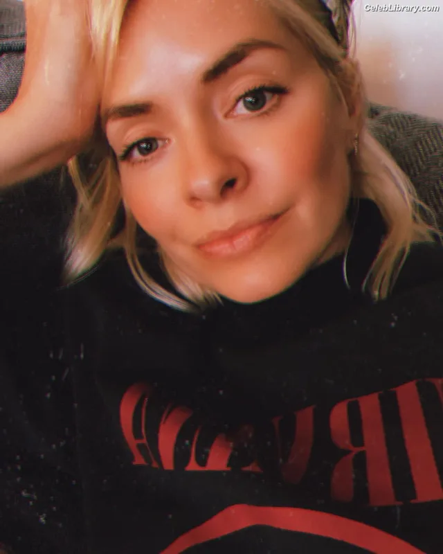 Holly Willoughby photo 2 of 931