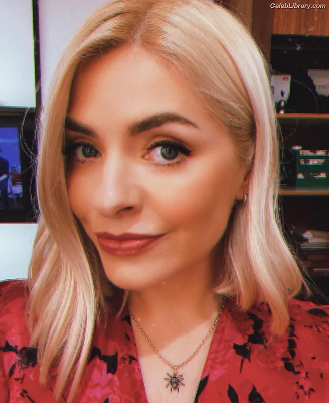 Holly Willoughby photo 3 of 931
