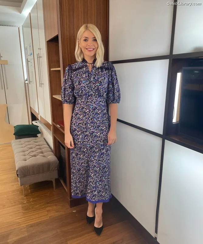 Holly Willoughby photo 13 of 931