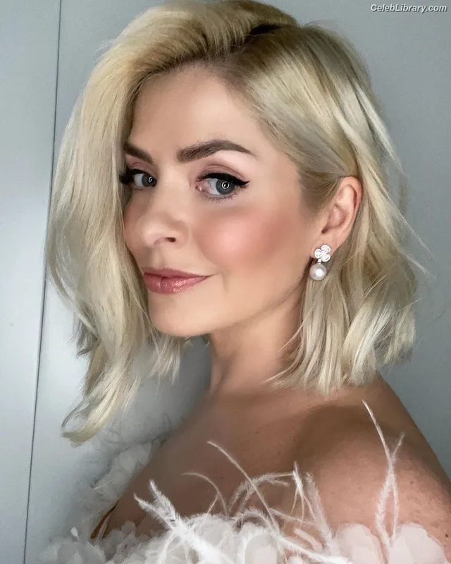 Holly Willoughby photo 15 of 931