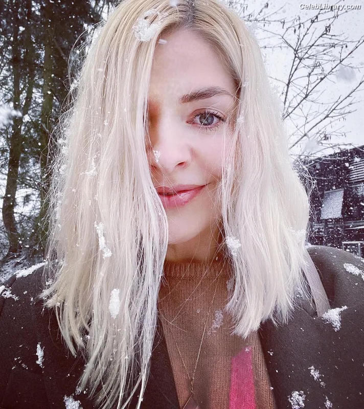 Holly Willoughby photo 16 of 931