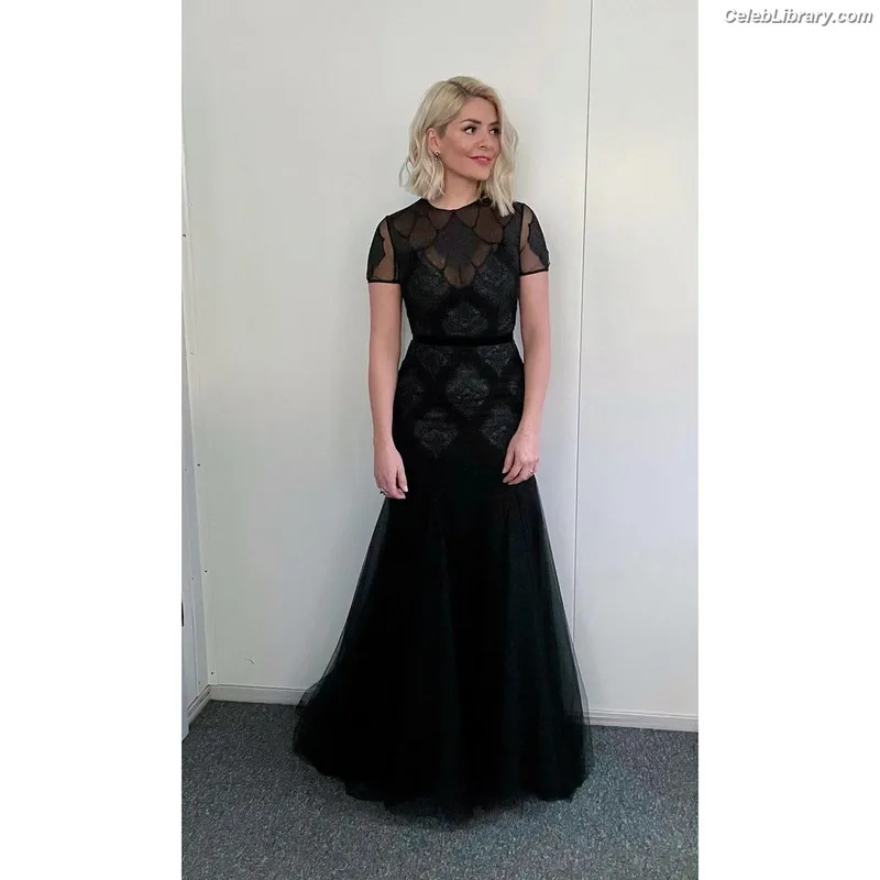 Holly Willoughby photo 18 of 931