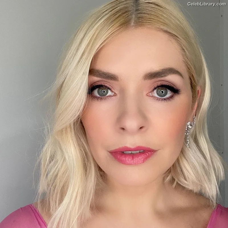 Holly Willoughby photo 1 of 931