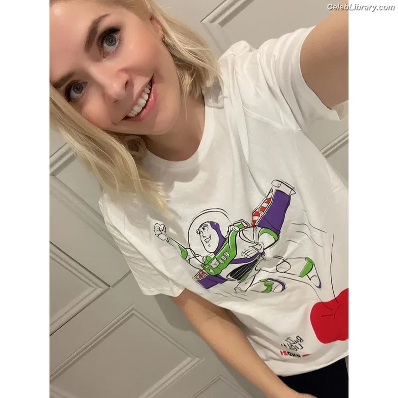 Holly Willoughby photo 7 of 931