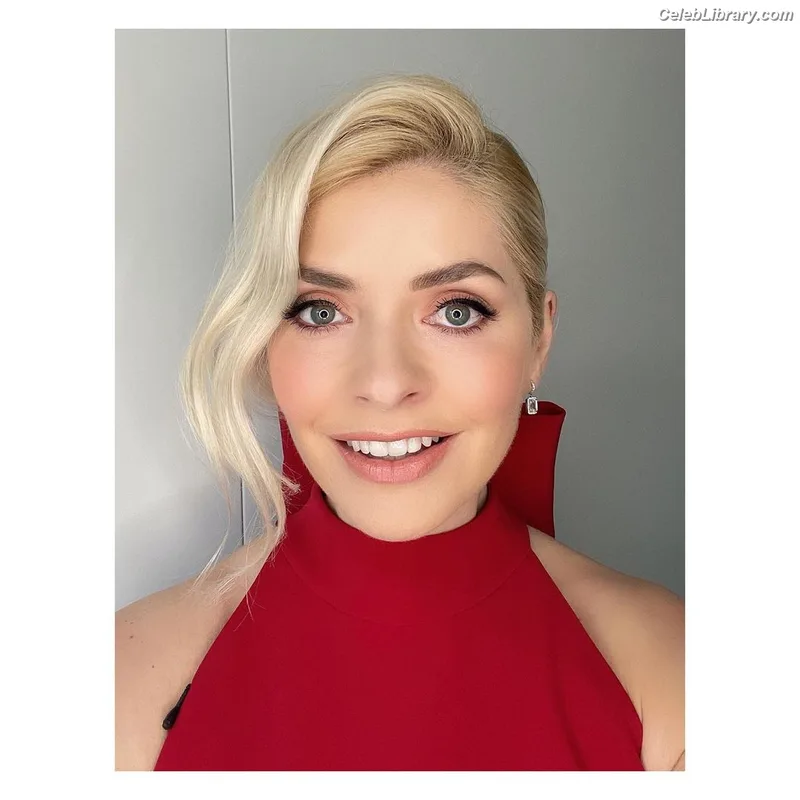 Holly Willoughby photo 9 of 931