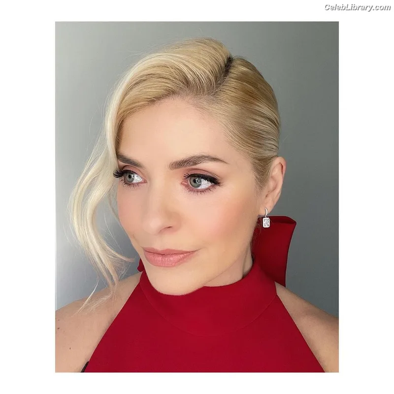 Holly Willoughby photo 15 of 931