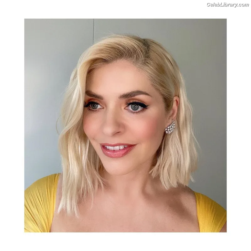 Holly Willoughby photo 17 of 931