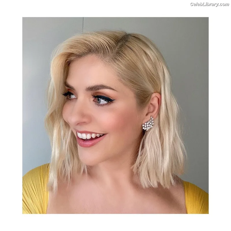 Holly Willoughby photo 18 of 931