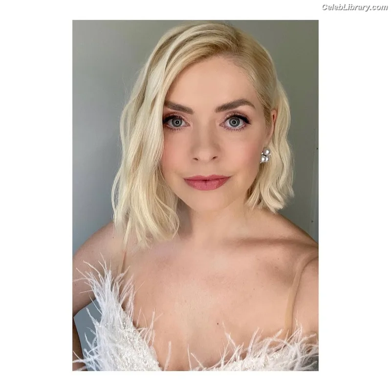 Holly Willoughby photo 22 of 931