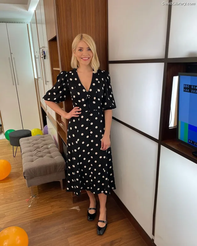 Holly Willoughby photo 9 of 931