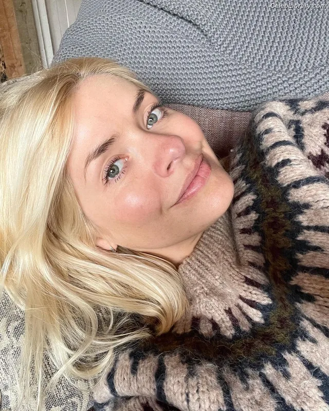 Holly Willoughby photo 11 of 931