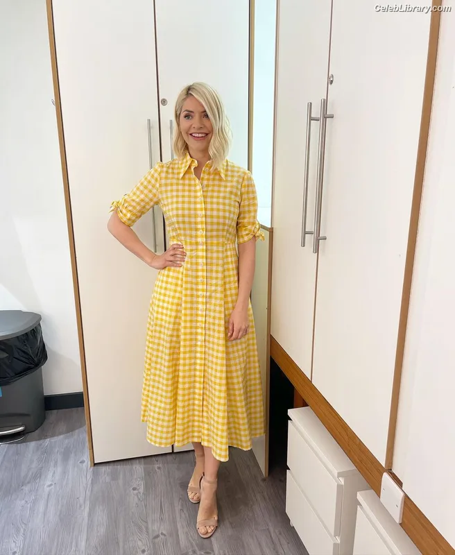 Holly Willoughby photo 17 of 931