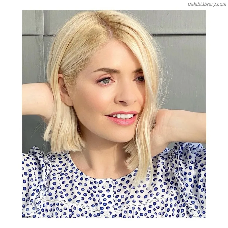 Holly Willoughby photo 18 of 931