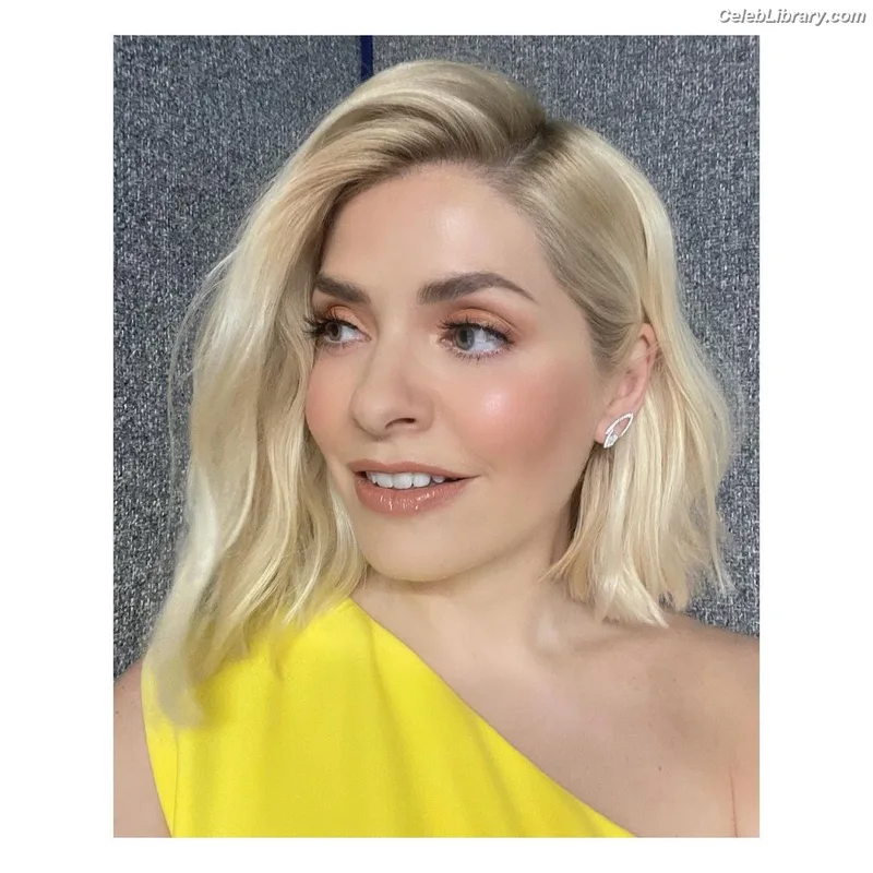 Holly Willoughby photo 22 of 931