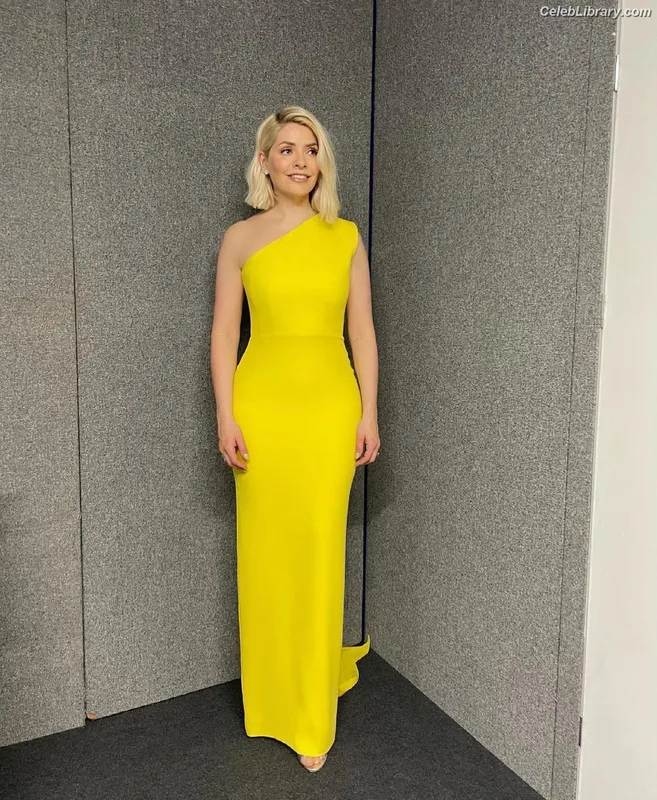 Holly Willoughby photo 2 of 931