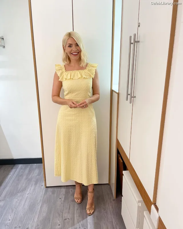 Holly Willoughby photo 4 of 931