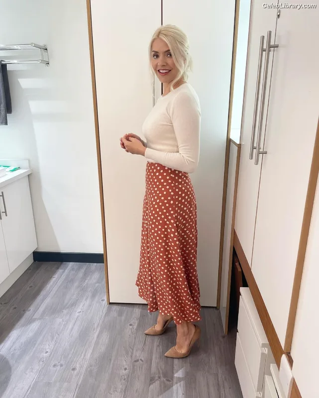 Holly Willoughby photo 12 of 931