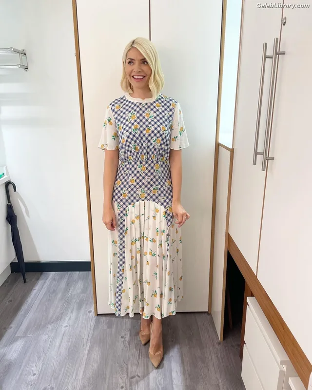 Holly Willoughby photo 15 of 931