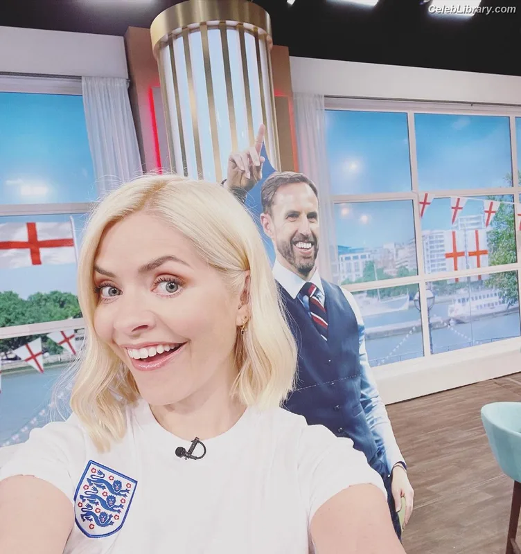 Holly Willoughby photo 18 of 931