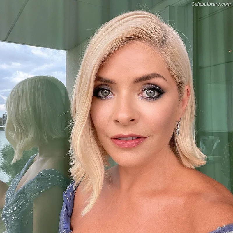 Holly Willoughby photo 1 of 931