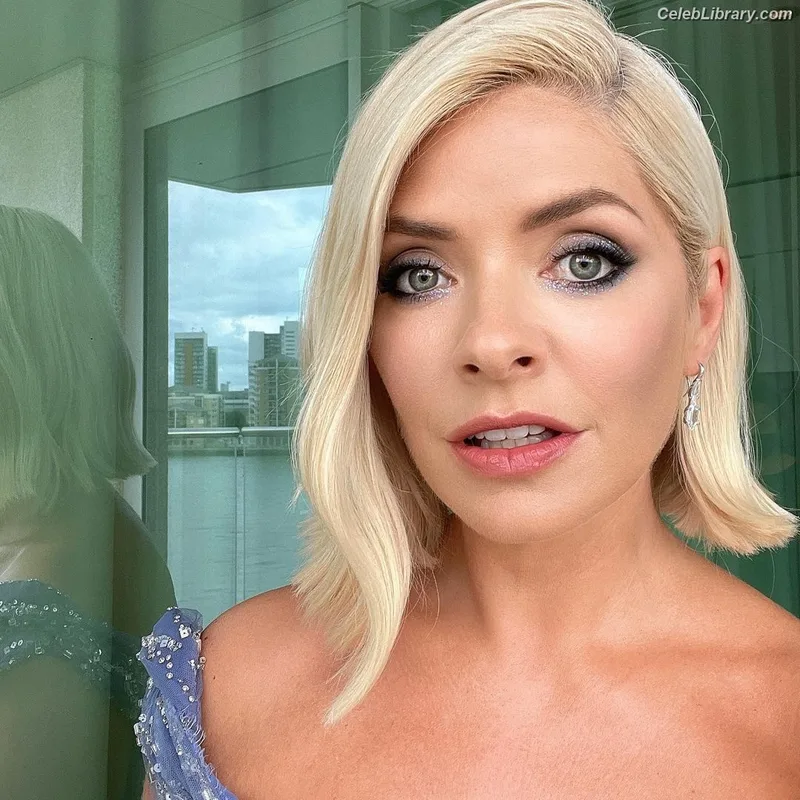 Holly Willoughby photo 3 of 931