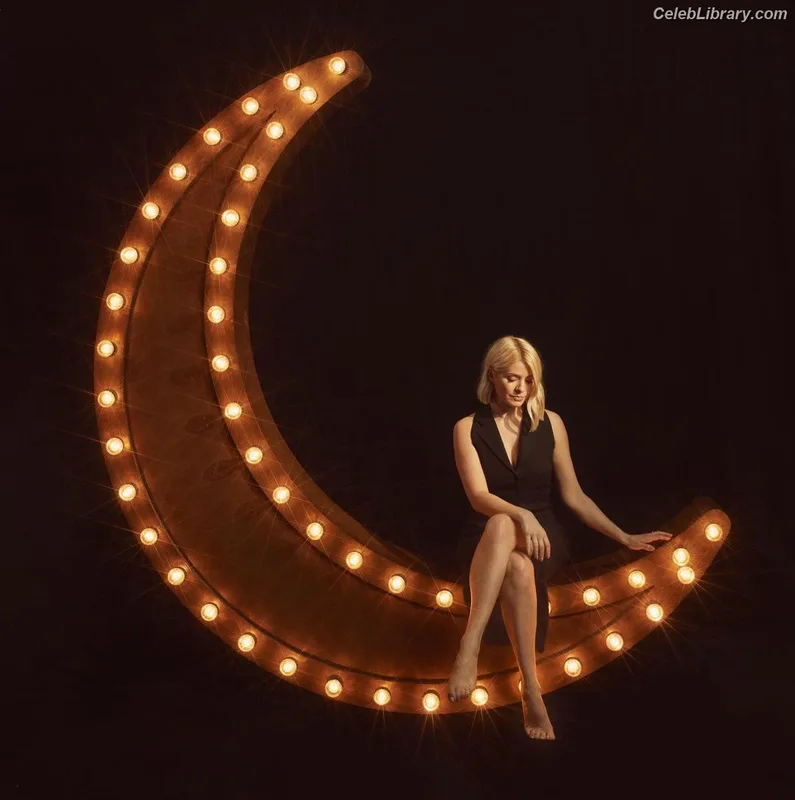 Holly Willoughby photo 6 of 931