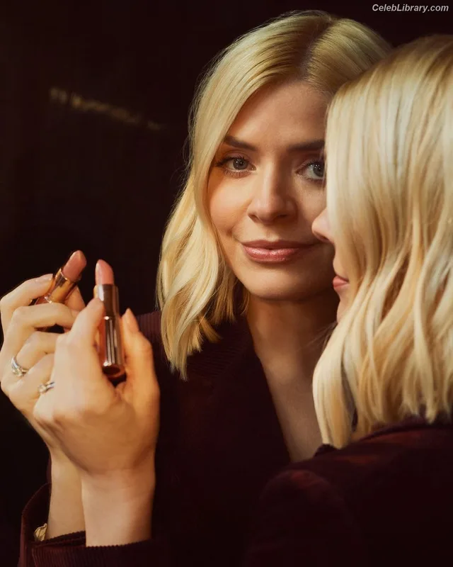 Holly Willoughby photo 8 of 931