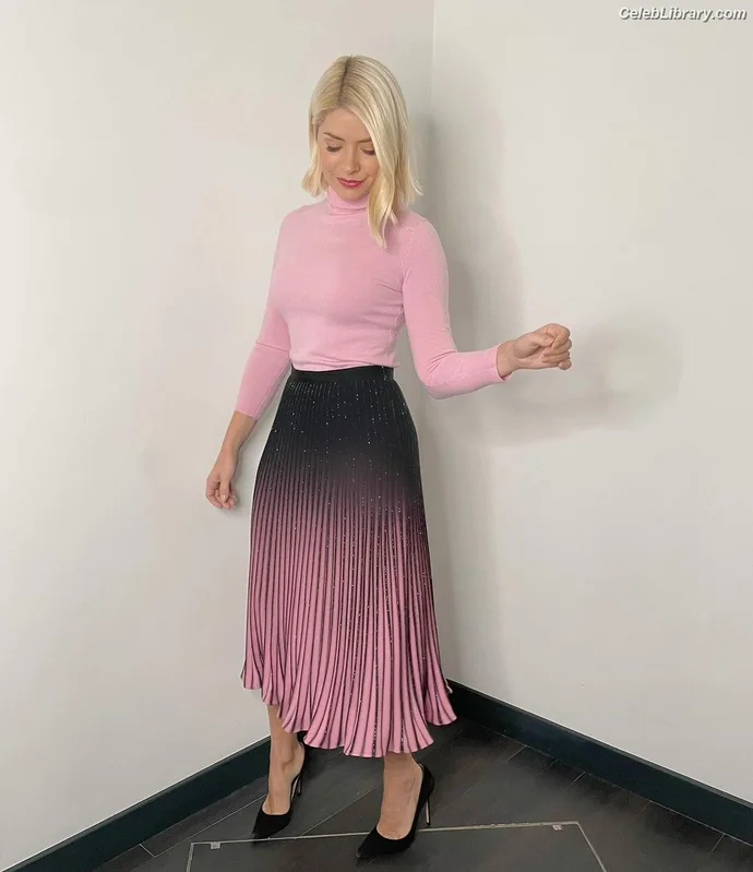 Holly Willoughby photo 12 of 931