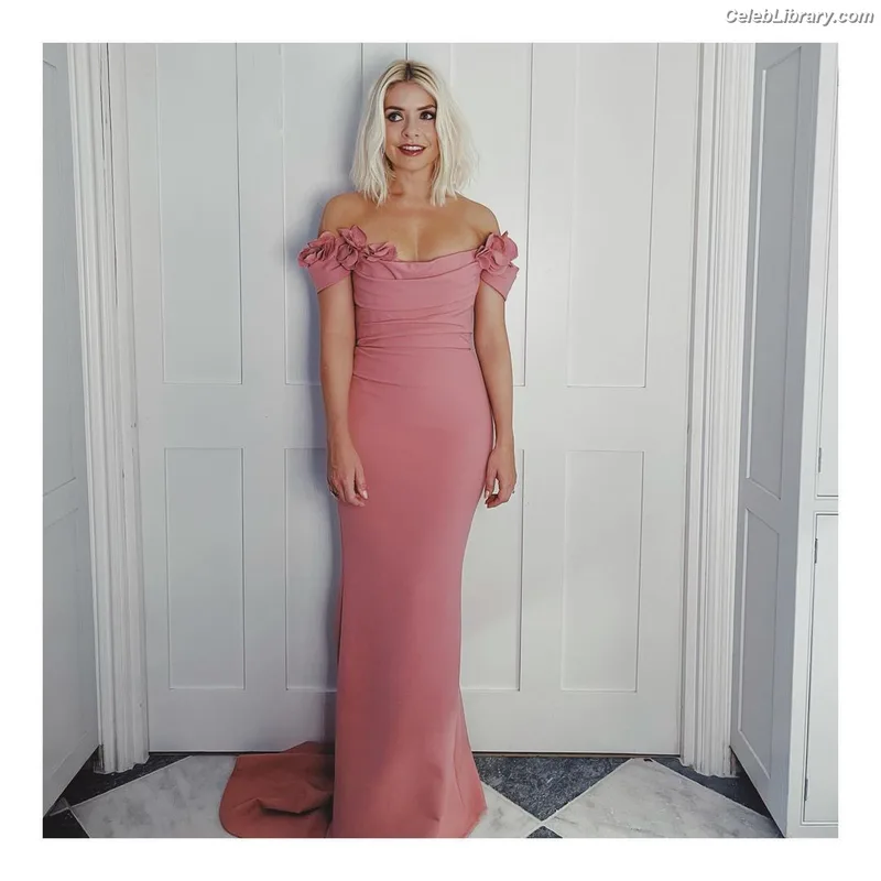 Holly Willoughby photo 13 of 931