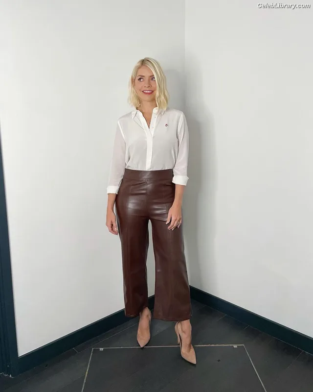 Holly Willoughby photo 14 of 931