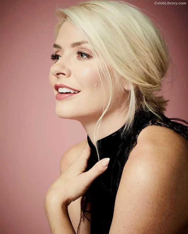Holly Willoughby photo 17 of 931
