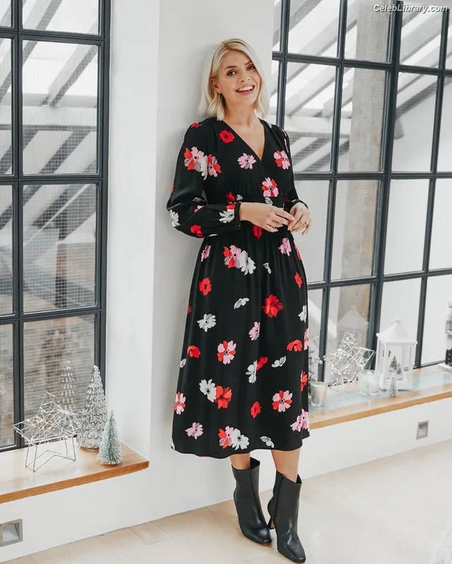 Holly Willoughby photo 19 of 931
