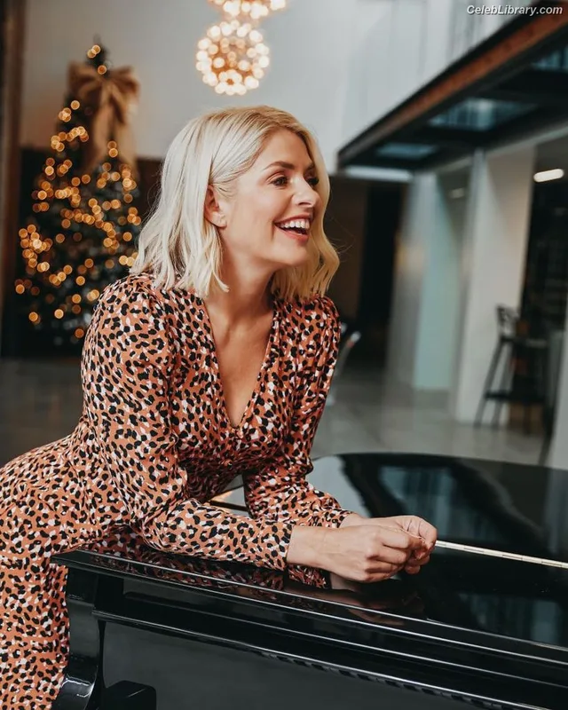 Holly Willoughby photo 20 of 931