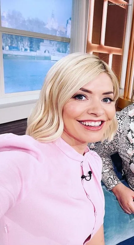 Holly Willoughby photo 23 of 931