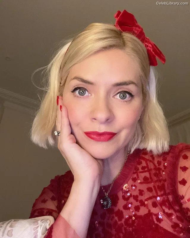 Holly Willoughby photo 4 of 931
